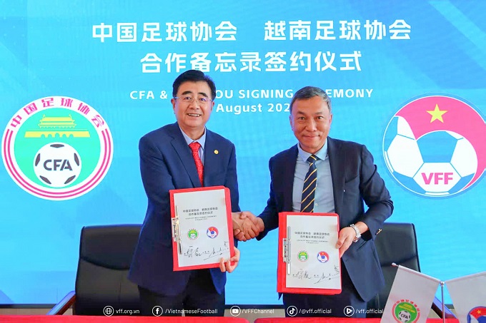 Chủ tịch CFA Song Kai (trái) và Chủ tịch VFF Trần Quốc Tuấn (phải) ký kết Biên bản ghi nhớ hợp tác giữa CFA và VFF