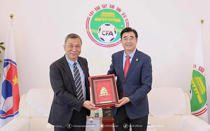 Chủ tịch VFF Trần Quốc Tuấn tặng Chủ tịch CFA Song Kai bức tranh lưu niệm Tháp Rùa Hồ Gươm - một trong những biểu tượng văn hóa, lịch sử của Thủ đô Hà Nội