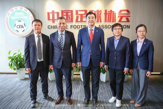 Chủ tịch VFF Trần Quốc Tuấn, Trưởng phòng ĐTQG Đoàn Anh Tuấn chụp ảnh lưu niệm cùng với Chủ tịch CFA Song Kai và lãnh đạo các phòng chức năng của CFA