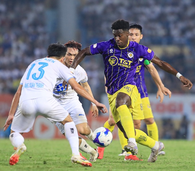 CLB Hà Nội đã bị Nam Định (áo trắng) giành mất ngôi vô địch ở mùa giải 2024/25 - Ảnh: Đức Cường