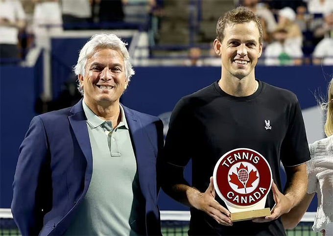 Người đứng đầu Canadian Open Karl Hale (trái) giải thích lý do các tay vợt hàng đầu vắng mặt