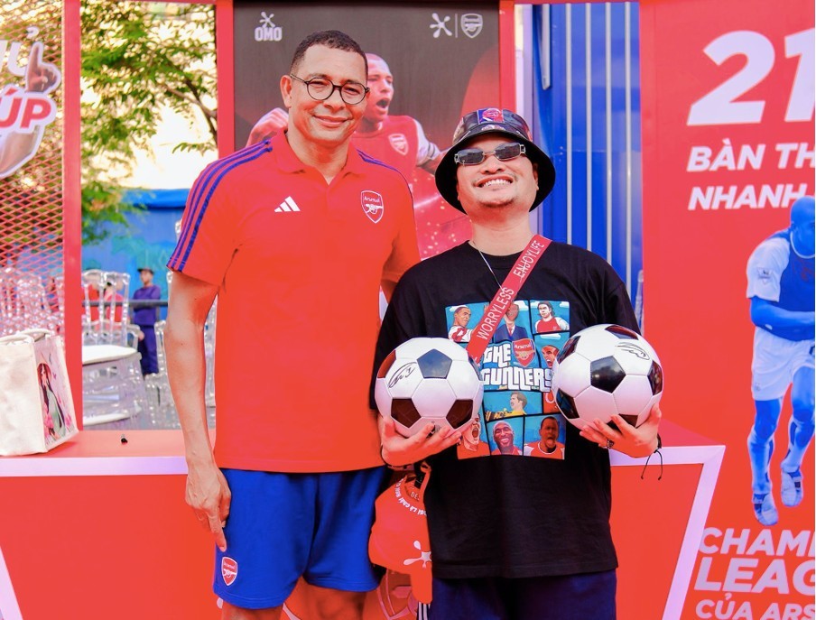 Gilberto Silva ký tặng bóng cho người hâm mộ trong fanmeeting
