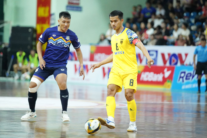 Minh Trí (trái) mang tinh thần chiến binh khi vào sân