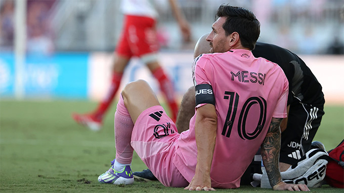 Messi rời sân ngay phút 11 trong trận đấu với Necaxa