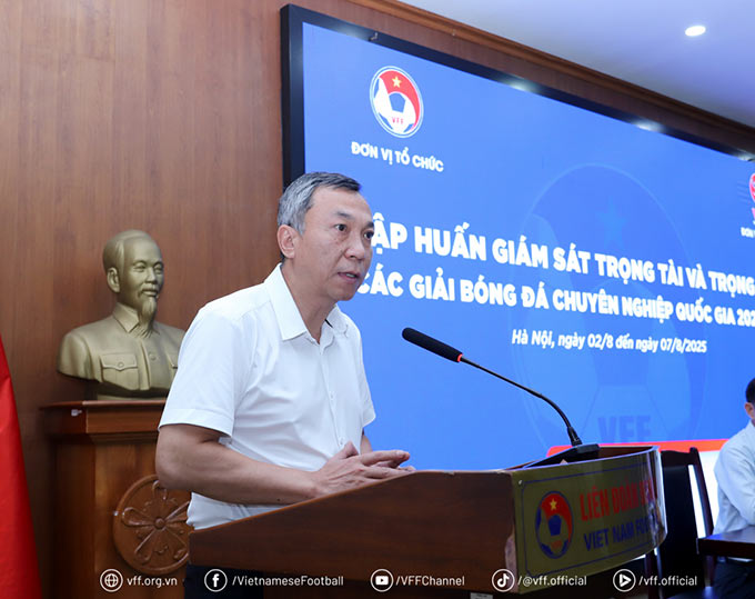 Chủ tịch LĐBĐVN Trần Quốc Tuấn phát biểu chỉ đạo tại lễ bế mạc Chương trình tập huấn giám sát, trọng tài trước mùa giải mới.