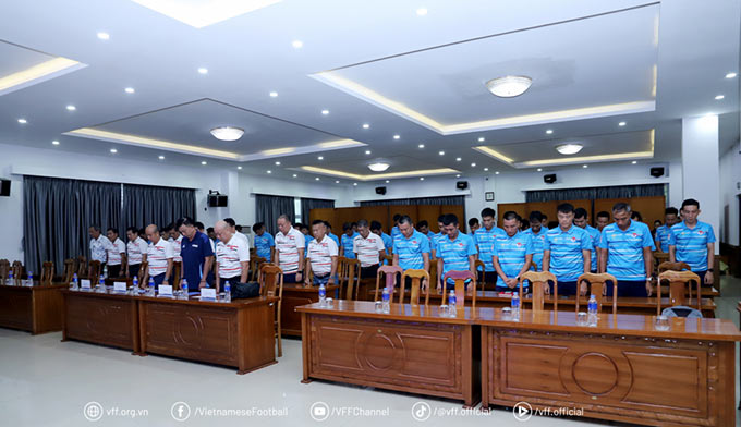 Ban tổ chức đã dành một phút mặc niệm trọng tài Trần Đình Thịnh.
