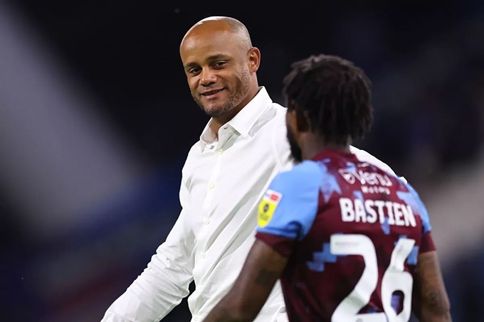 Samuel là học trò cũ của HLV Kompany 