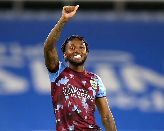 Samuel từng cùng Burnley lên Ngoại hạng Anh 