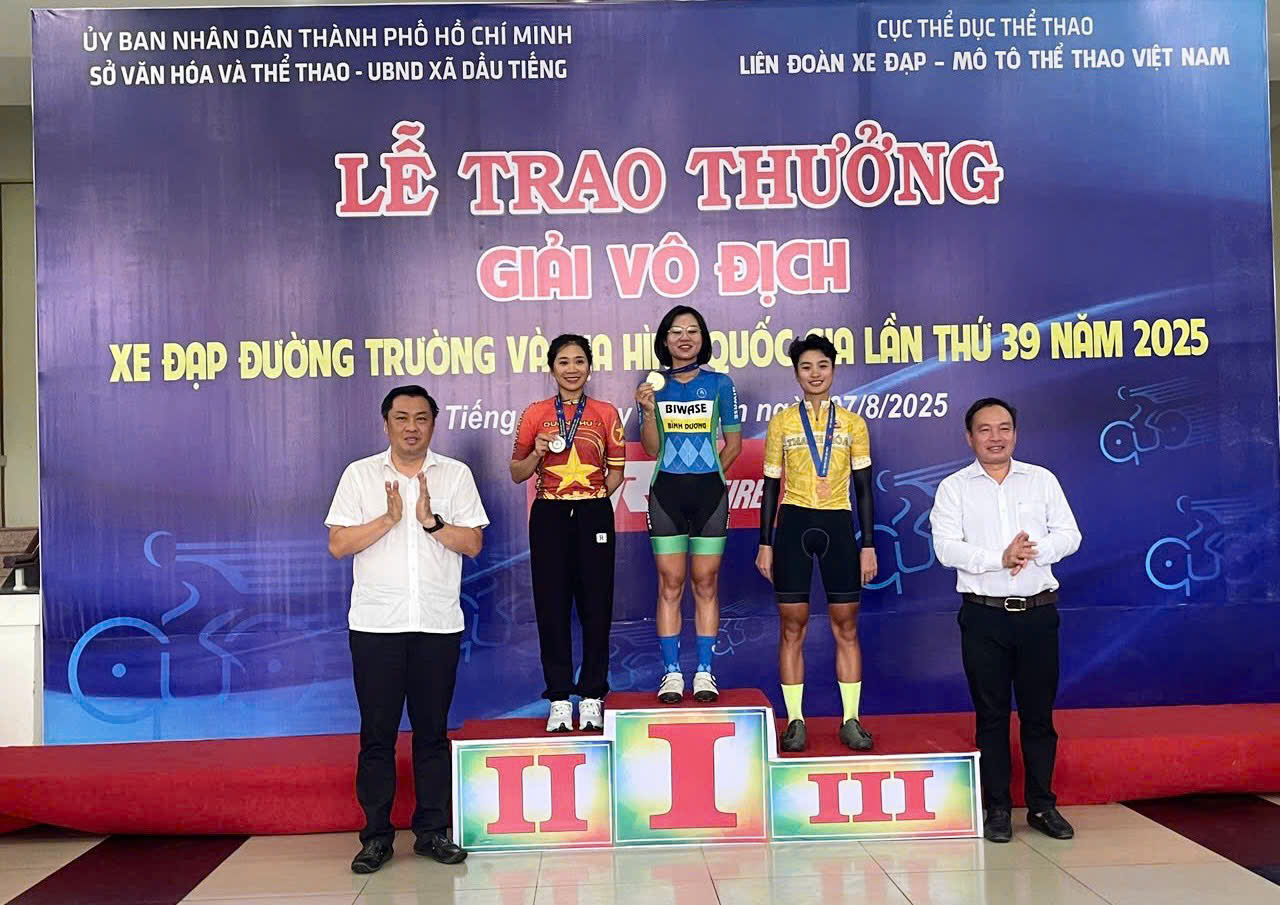 Ông Cao Văn Chóng – Phó Giám đốc Sở Văn hóa và Thể thao TP. Hồ Chí Minh, Trưởng Ban Tổ chức giải và ông Nguyễn Đình Khánh – Bí thư Đảng ủy, Chủ tịch HĐND xã Dầu Tiếng trao thưởng cho các VĐV đạt thành tích