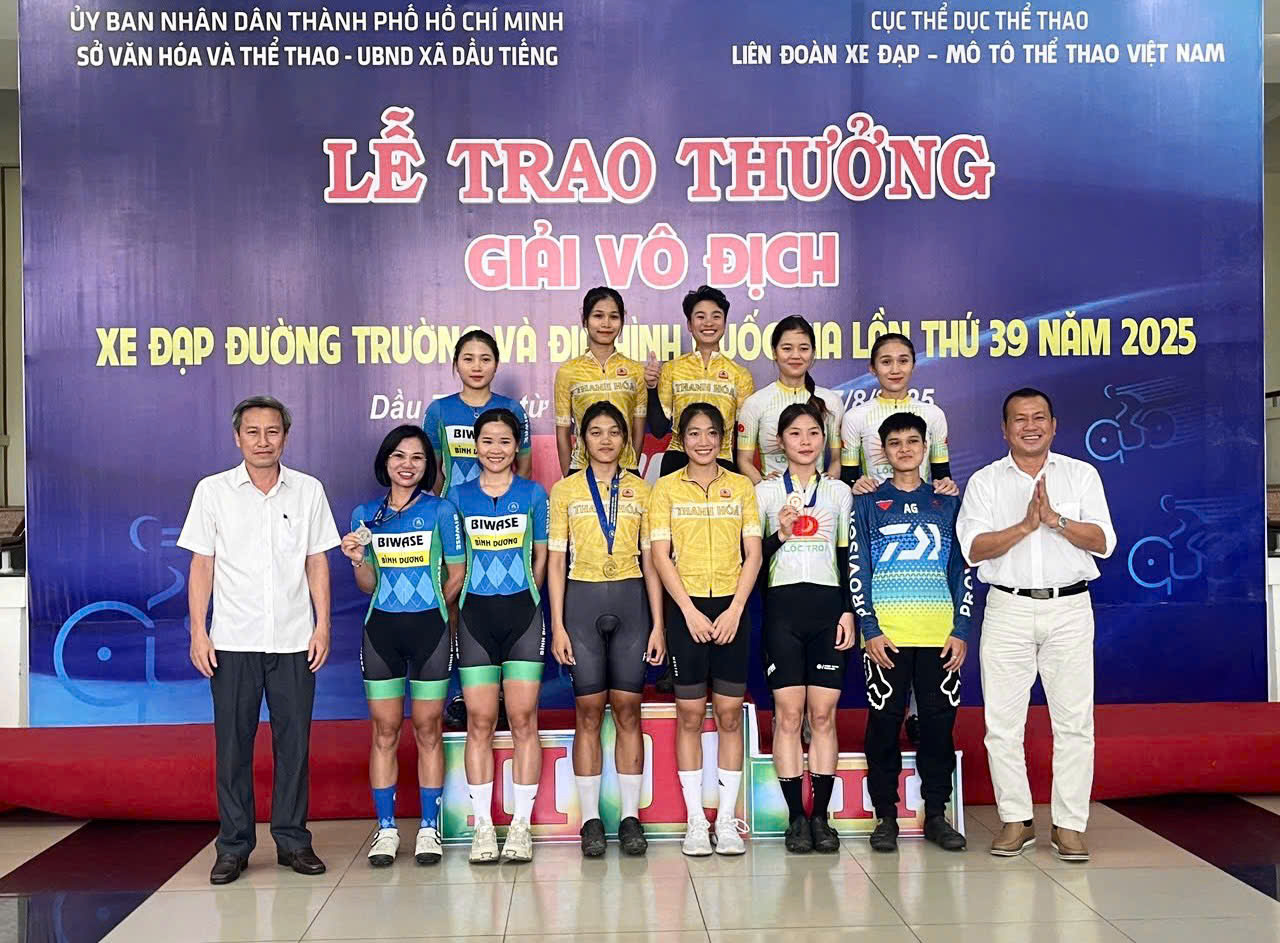 Ông Ngô Văn Lui – Phó Chủ tịch Liên đoàn Xe đạp – Mô tô Thể thao Việt Nam và ông Trần Khắc Quân – Chủ tịch UBND xã Dầu Tiếng trao huy chương cho các VĐV đạt thành tích ở nội dung Đổ đèo đồng đội nữ
