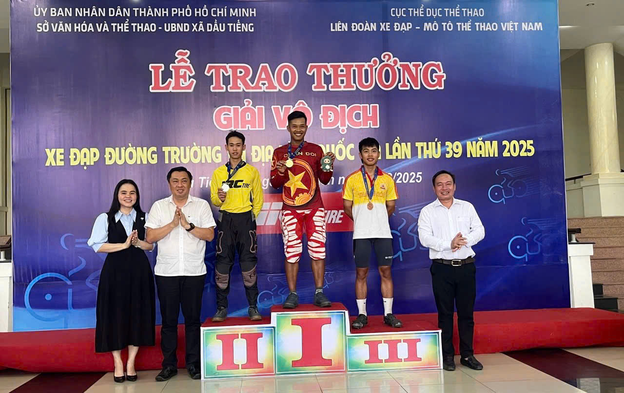 Ông Cao Văn Chóng – Phó Giám đốc Sở Văn hóa và Thể thao TP. Hồ Chí Minh, Trưởng Ban Tổ chức giải và ông Nguyễn Đình Khánh – Bí thư Đảng ủy, Chủ tịch HĐND xã Dầu Tiếng trao thưởng cho các VĐV đạt thành tích