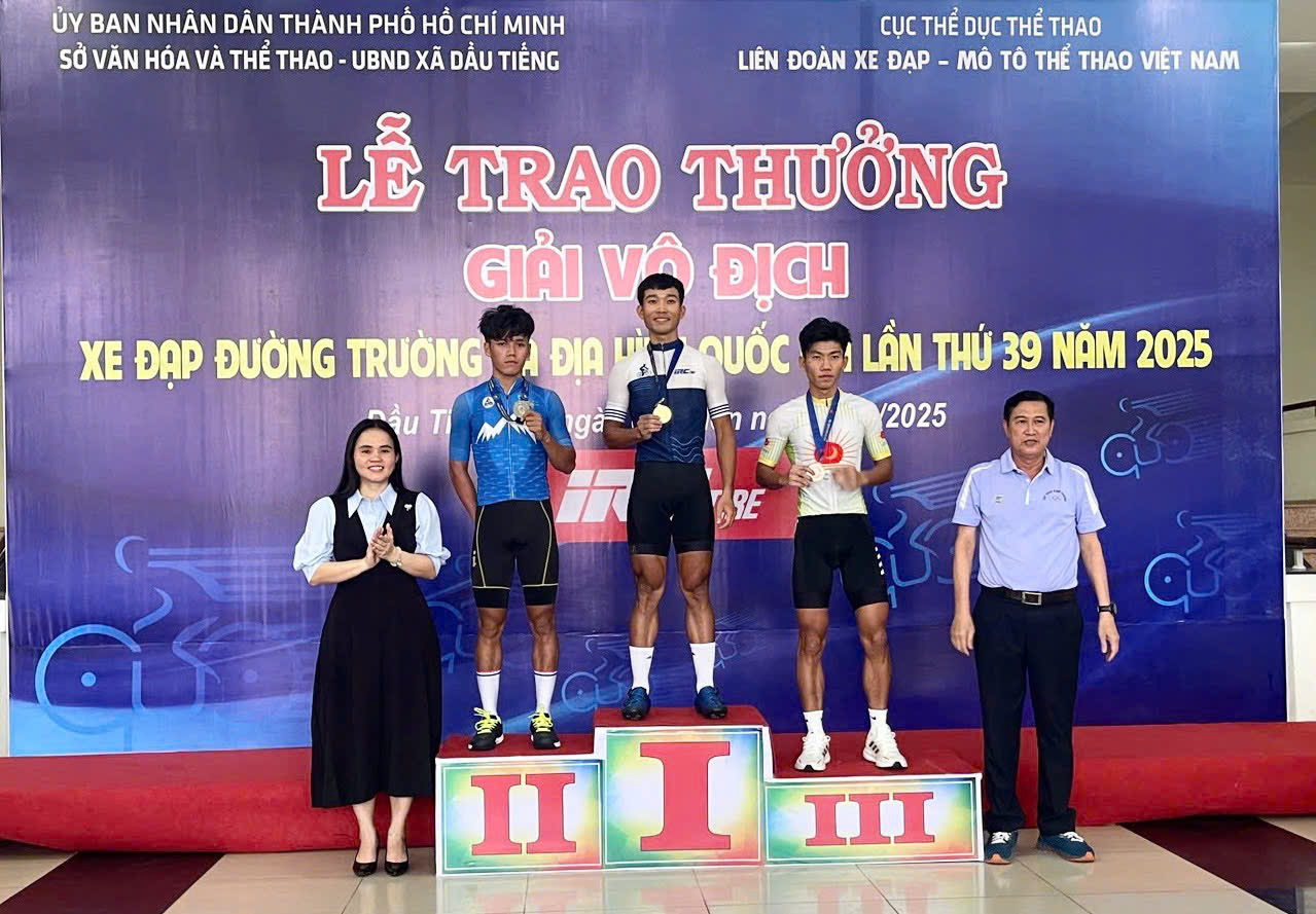 Ban tổ chức trao huy chương cho các VĐV đạt thành tích ở Nội dung Băng đồng Olympic cá nhân nam