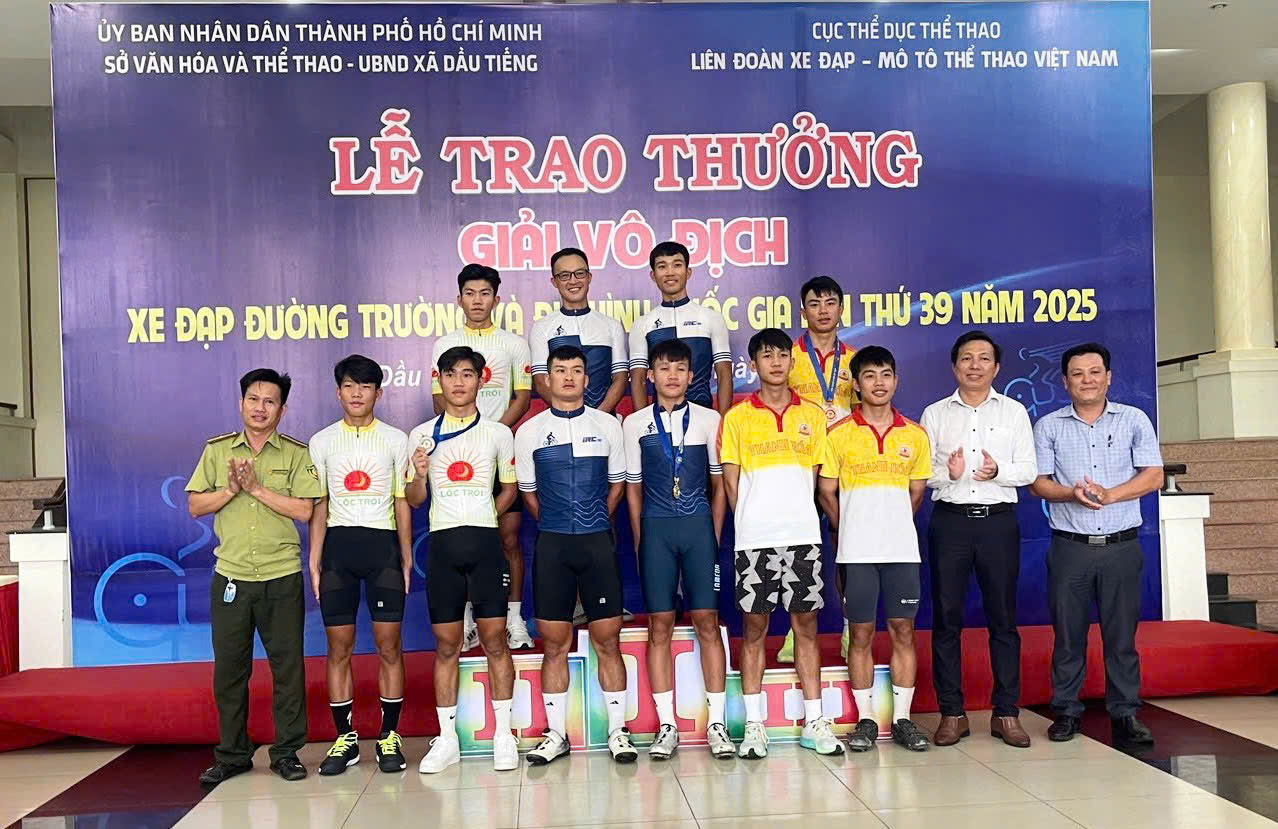 Đại biểu, Ban tổ chức trao huy chương cho các VĐV đạt thành tích ở nội dung Đổ đèo đồng đội nam