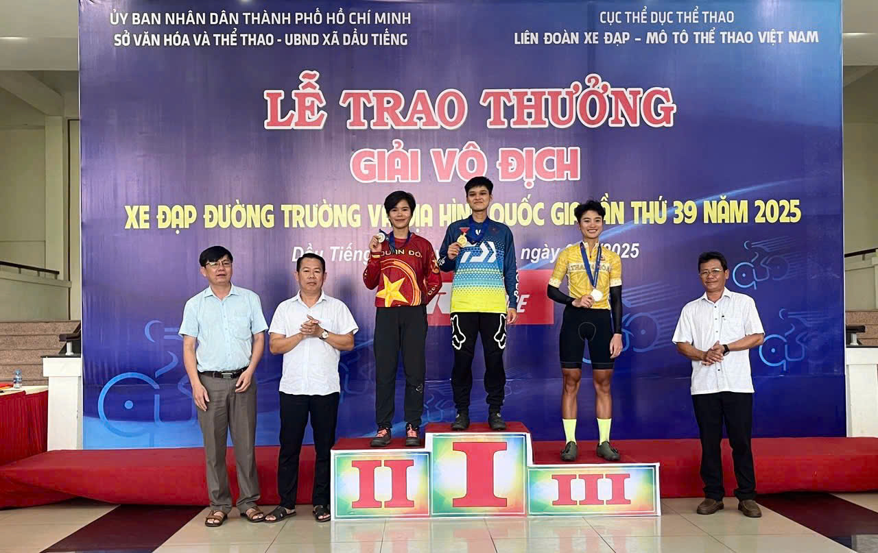 Đại biểu, Ban tổ chức trao huy chương cho các VĐV đạt thành tích ở nội dung Đổ đèo cá nhân nữ