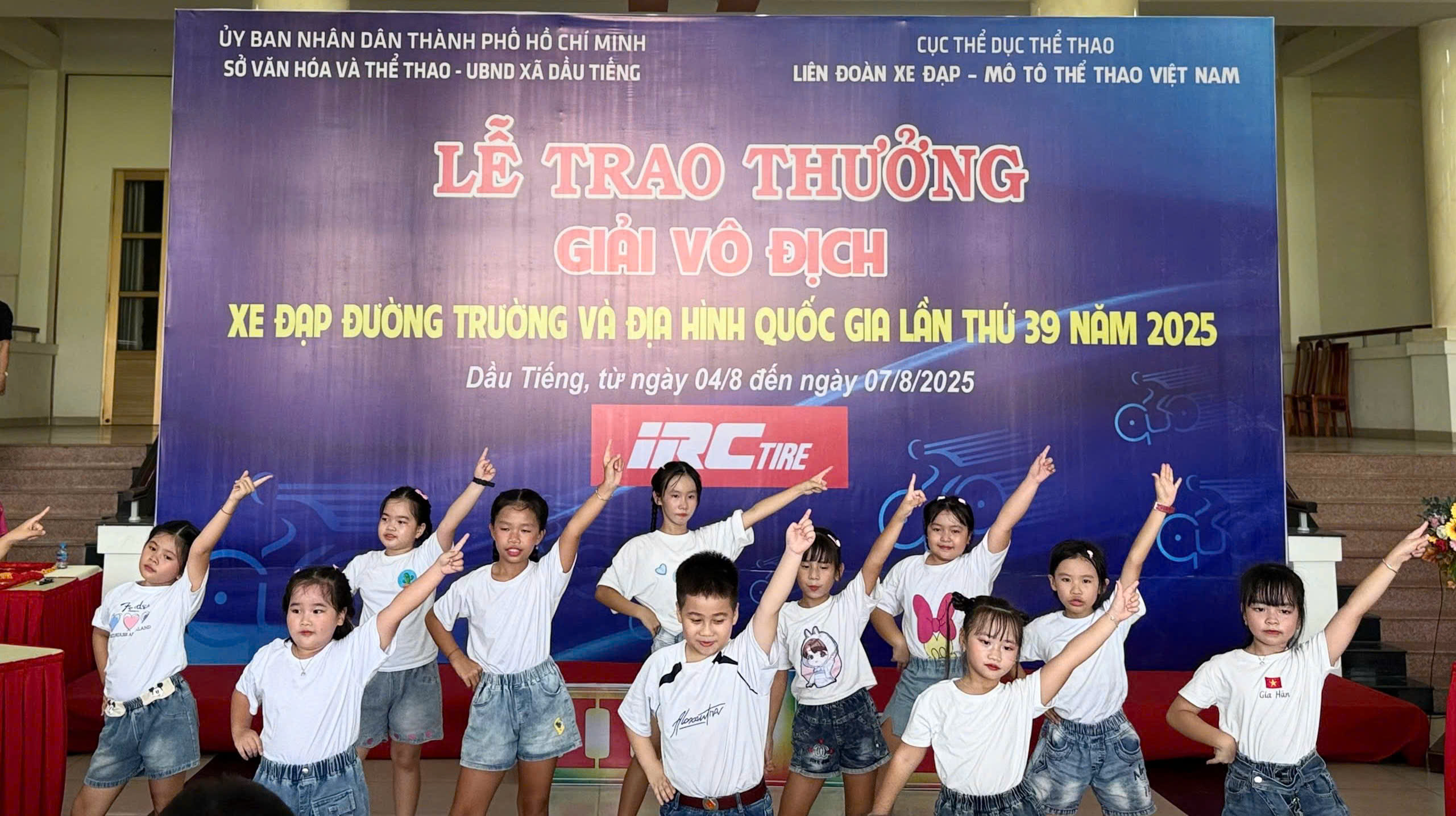 Tiết mục trình diễn văn nghệ chào mừng của các em thiếu nhi tại Lễ trao thưởng