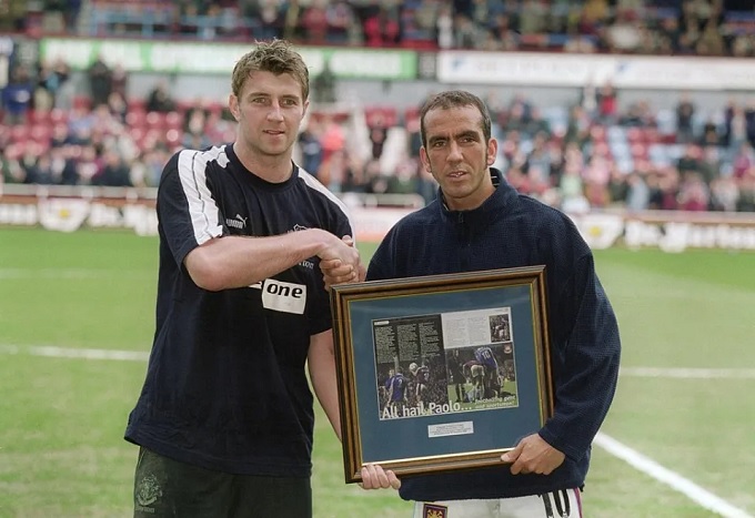 Di Canio nhận kỷ niệm chương từ Gerrard