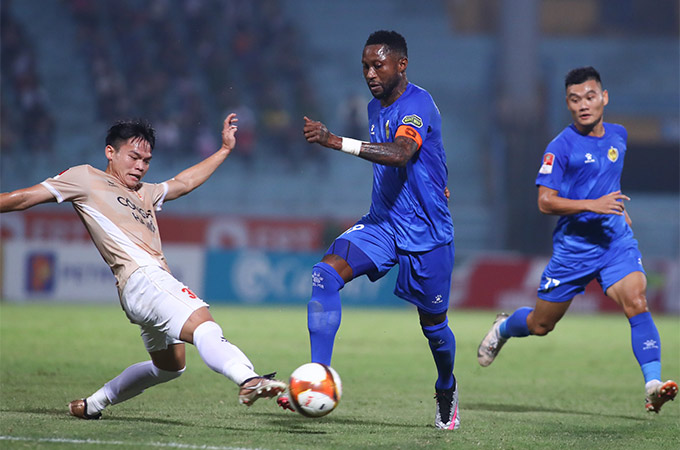 Dù ở tuổi 37 nhưng bản năng sát thủ và kinh nghiệm của Samson vẫn là điều mà PVF-CAND rất cần - Ảnh: Minh Tuấn 