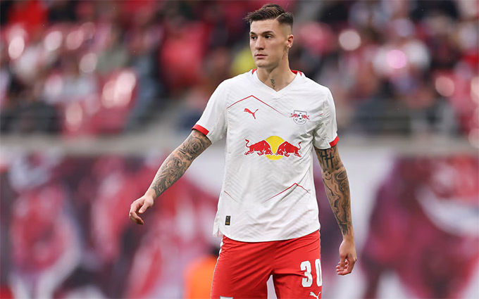 Benjamin Sesko trên đường tới MU