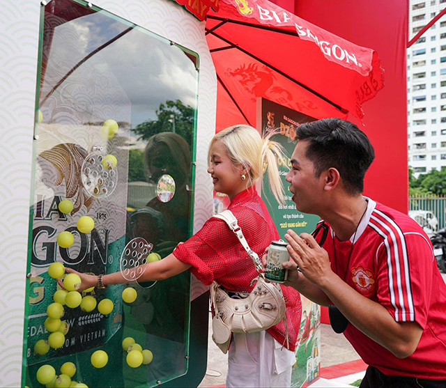 Trải nghiệm trò chơi “Dzô Vang Gắn Kết” tại trận giao hữu Bia Saigon Dragon Cup 2025 giữa VPL Dream Team và Vietnam All Stars