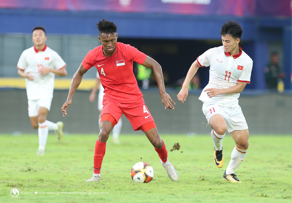 U22 Singapore (áo đỏ) nhiều khả năng không thể gặp Việt Nam tại SEA Games 33
