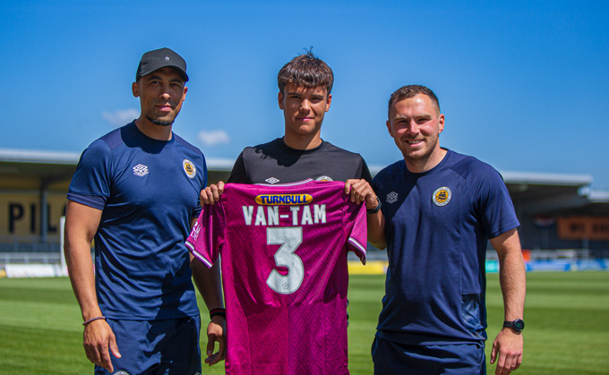 Alex Van-Tam đang khoác áo đội U18 Boston United