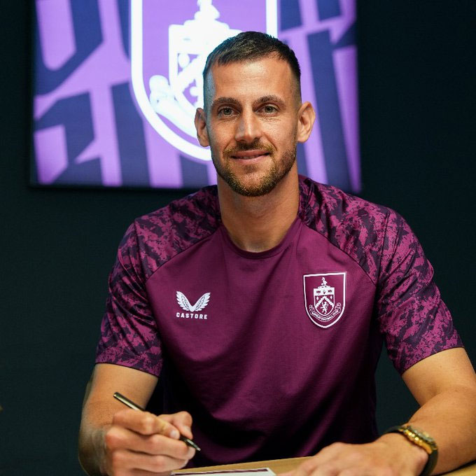Dubravka ký hợp đồng 1 năm với Burnley
