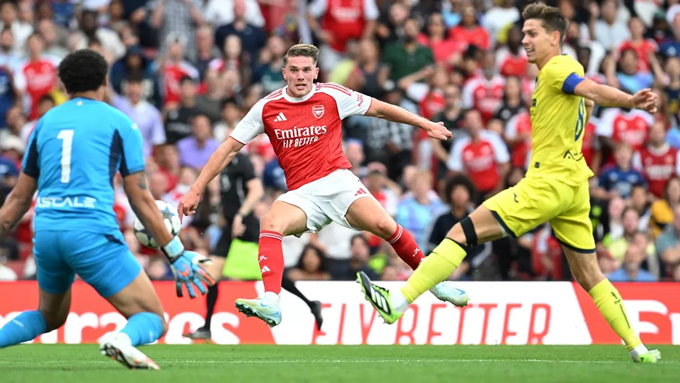 Gyokeres thi đấu đầy nỗ lực ở trận đá chính đầu tiên cho Arsenal và được fan Pháo thủ rất tán thưởng