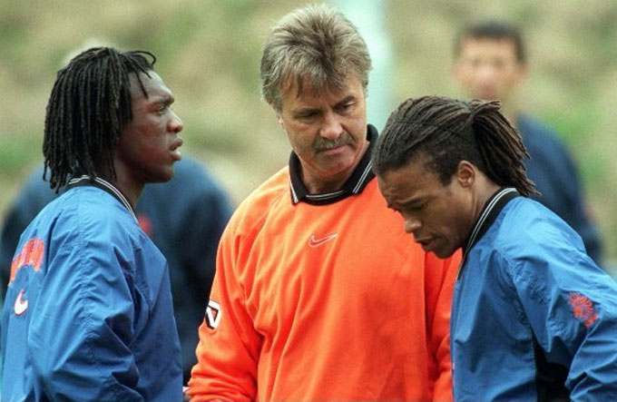 HLV Hiddink được cho là đối xử không công bằng với các cầu thủ da màu như Seedorf (trái) và Davids