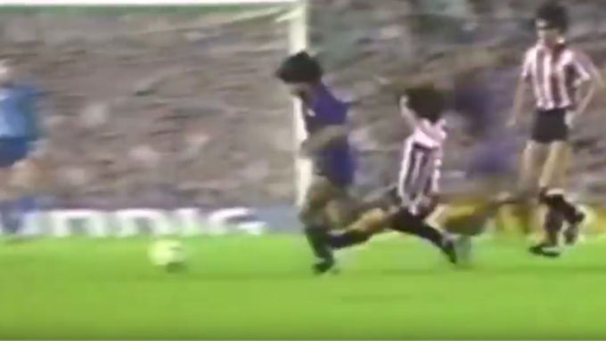 Maradona vỡ mắt cá sau cú vào bóng thô bạo của Goikoetxea ngày 24/9/1983