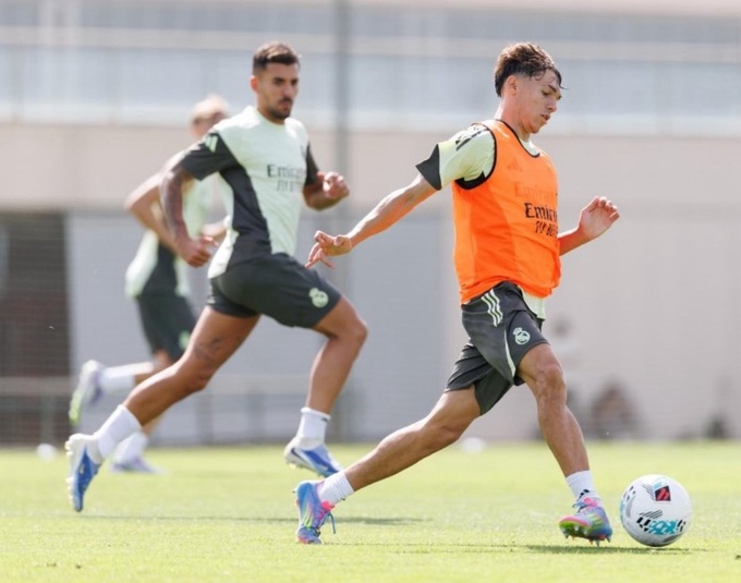 Thiago Pitarch trong buổi tập cùng đội một.