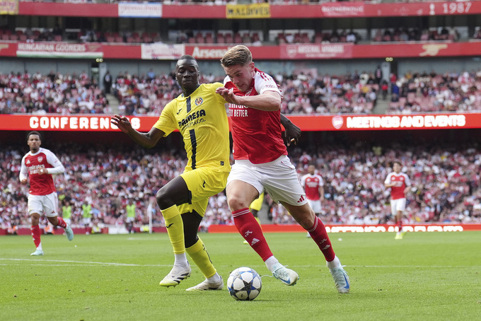 Tân binh Viktor Gyokeres (phải) gây thất vọng ở trận thua 2-3 của Arsenal trước Villarreal