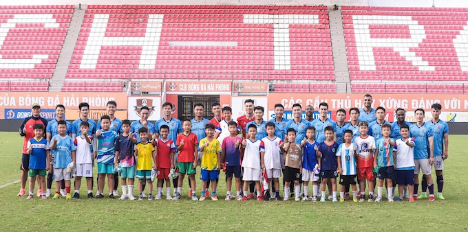 Các cầu thủ Bình Dương chụp ảnh với các bạn nhỏ Hải Phòng cuối mùa giải. Ảnh: BDFC