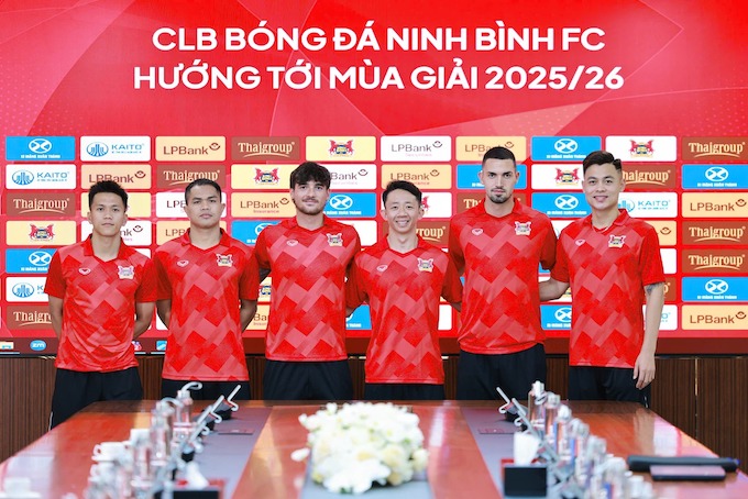 Ra mắt các tân binh của Ninh Bình. Ảnh: NBFC