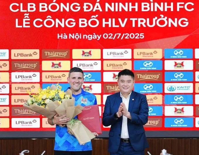 Lê công bố HLV trưởng của đội bóng. Ảnh: NBFC