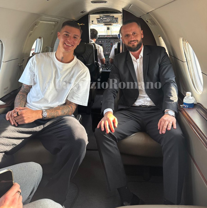 Sesko trên chuyên cơ đến Manchester