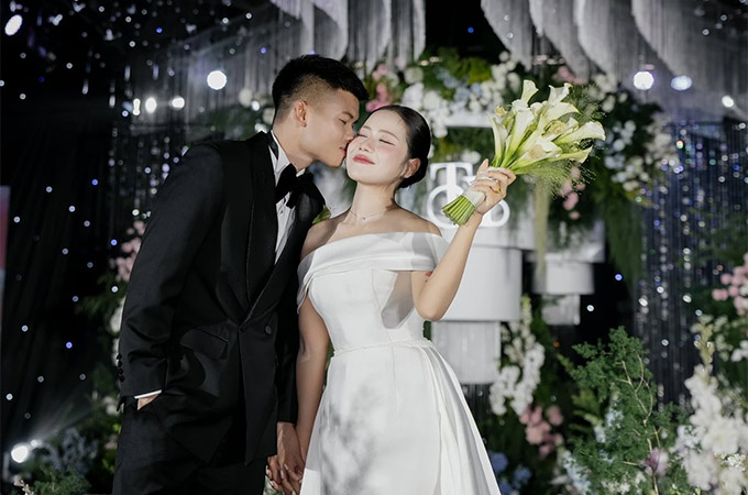 Tiền đạo CLB Hà Nội và ĐT Việt Nam tình từ bên vợ hot girl trong ngày cưới - Ảnh: FBNV