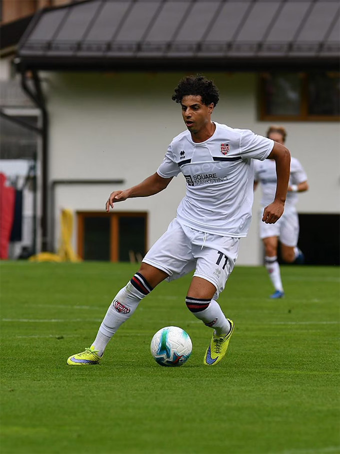 Hachim Mastour trong một buổi tập