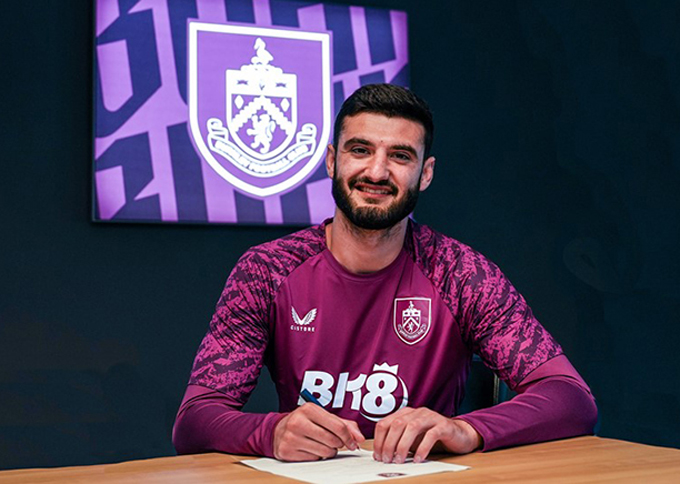 Broja kí hợp đồng 5 năm với Burnley