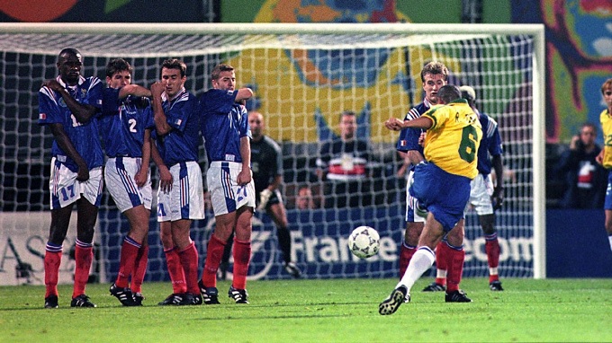 Giải mã cú đá phạt trái chuối phi vật lý của Roberto Carlos