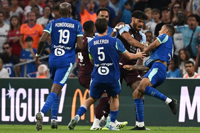 Greenwood bị Tyrone Mings xé rách áo 