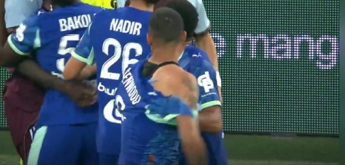 Vai áo của Greenwood rách toạc