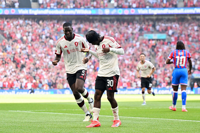 Frimpong ăn mừng vui nhộn cùng Konate