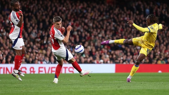 Eze (áo vàng) từng gây rất nhiều khó khăn cho hệ thống phòng ngự của Arsenal ở mùa trước
