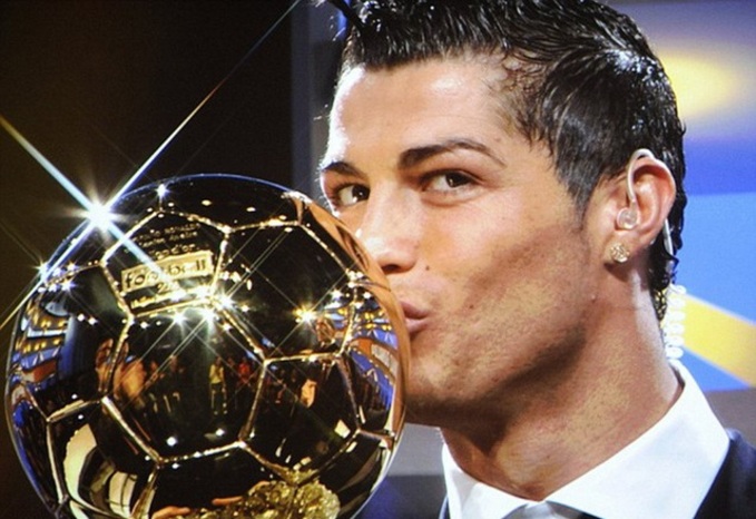 Ronaldo chê Quả bóng vàng, nhưng từng hạnh phúc ôm hôn danh hiệu này