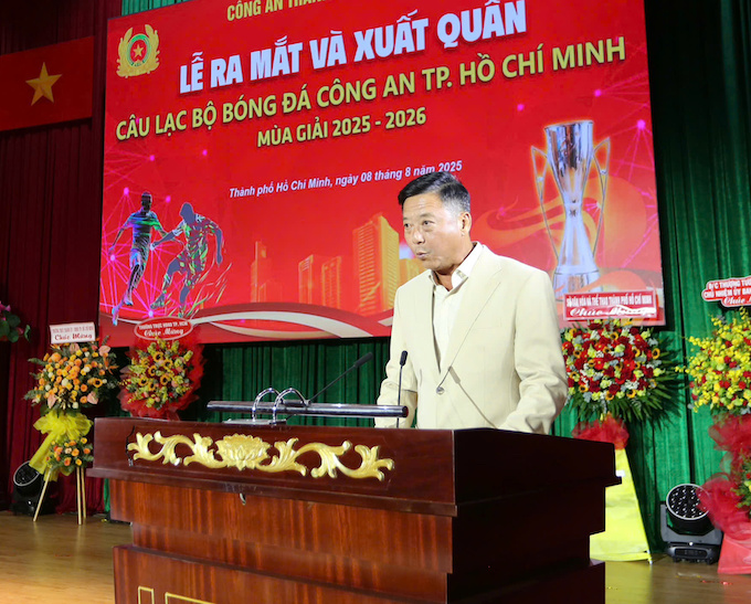 HLV Lê Huỳnh Đức phát biểu tại lễ xuất quân. Ảnh: Anh Khoa 