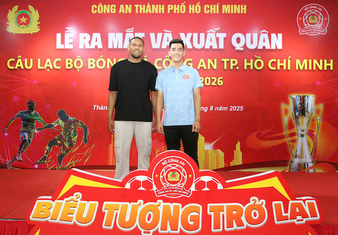 Tiến Linh và một trung vệ ngoại binh vừa được mang về. Ảnh: Anh Khoa
