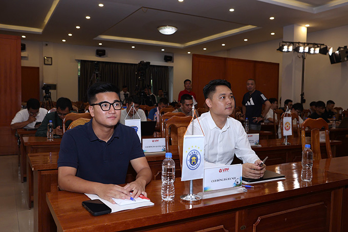 Đại diện các đội đến dự lễ bốc thăm - Ảnh: Đức Cường