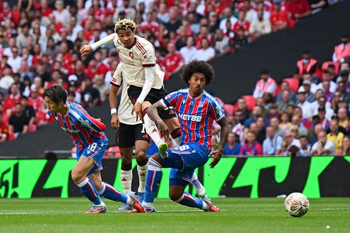Hugo Ekitike mở tỷ số ở trận gặp Crystal Palace
