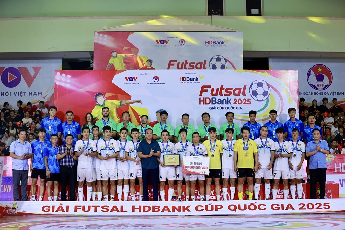 Phó chủ tịch VFF Nguyễn Xuân Vũ trao hạng Nhì cho Thái Sơn Nam TP.HCM
