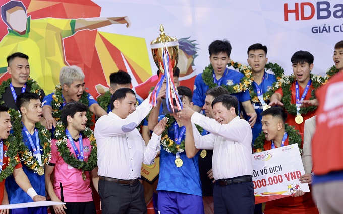 Phó Chủ tịch VFF Trần Anh Tú cùng trao cúp vô địch cho Thái Sơn Bắc 